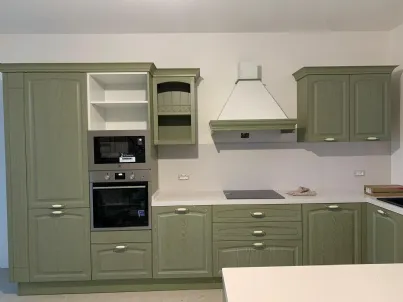 Scopri la progettazione su misura di una cucina stile Country a Giardini Naxos (ME). Legno laccato verde a poro aperto, top in gres e penisola funzionale.