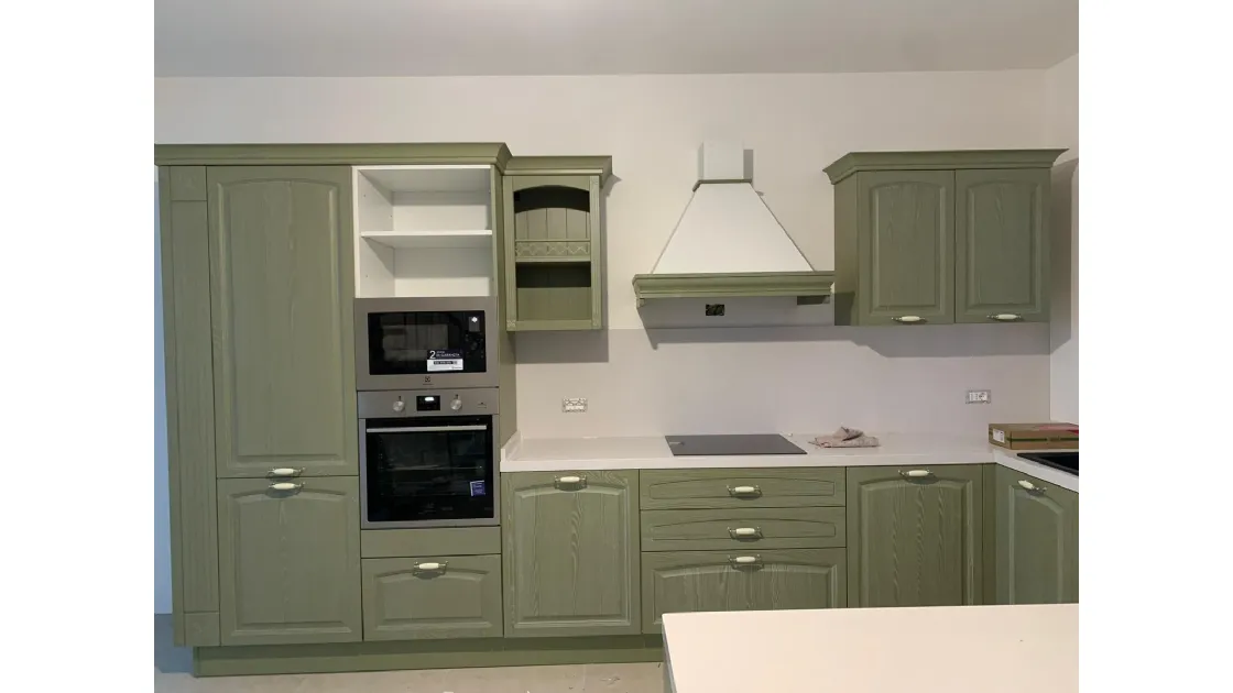 Scopri la progettazione su misura di una cucina stile Country a Giardini Naxos (ME). Legno laccato verde a poro aperto, top in gres e penisola funzionale.