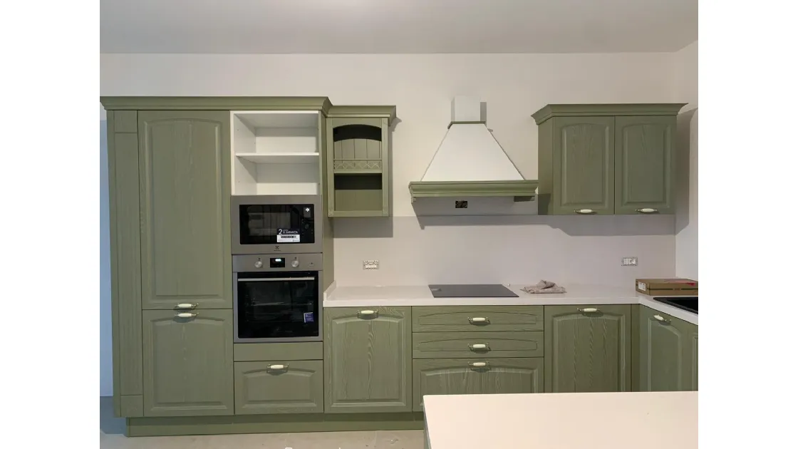 Scopri la progettazione su misura di una cucina stile Country a Giardini Naxos (ME). Legno laccato verde a poro aperto, top in gres e penisola funzionale.