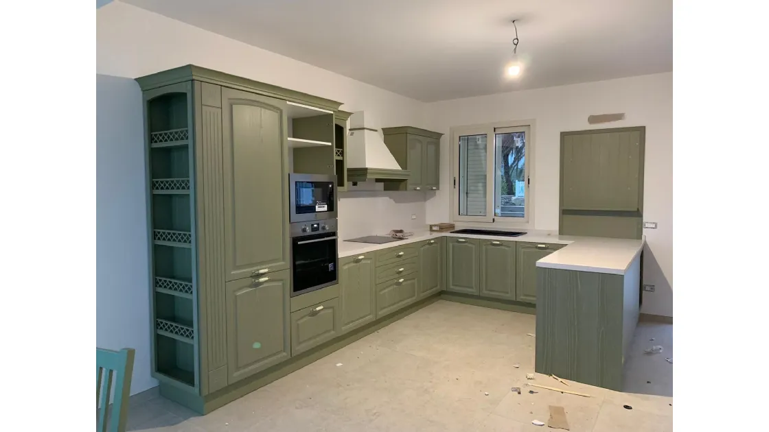 Scopri la progettazione su misura di una cucina stile Country a Giardini Naxos (ME). Legno laccato verde a poro aperto, top in gres e penisola funzionale.