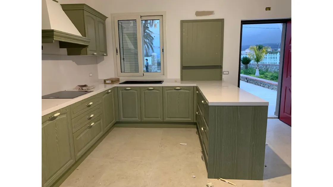 Scopri la progettazione su misura di una cucina stile Country a Giardini Naxos (ME). Legno laccato verde a poro aperto, top in gres e penisola funzionale.