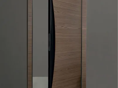 Porta per interni di design in legno noce canaletto con serratura magnetica Blow di Albed