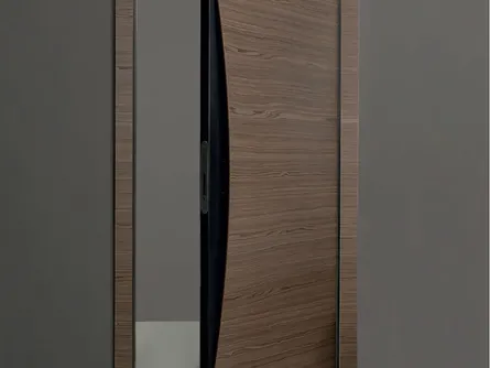 Porta per interni di design in legno noce canaletto con serratura magnetica Blow di Albed