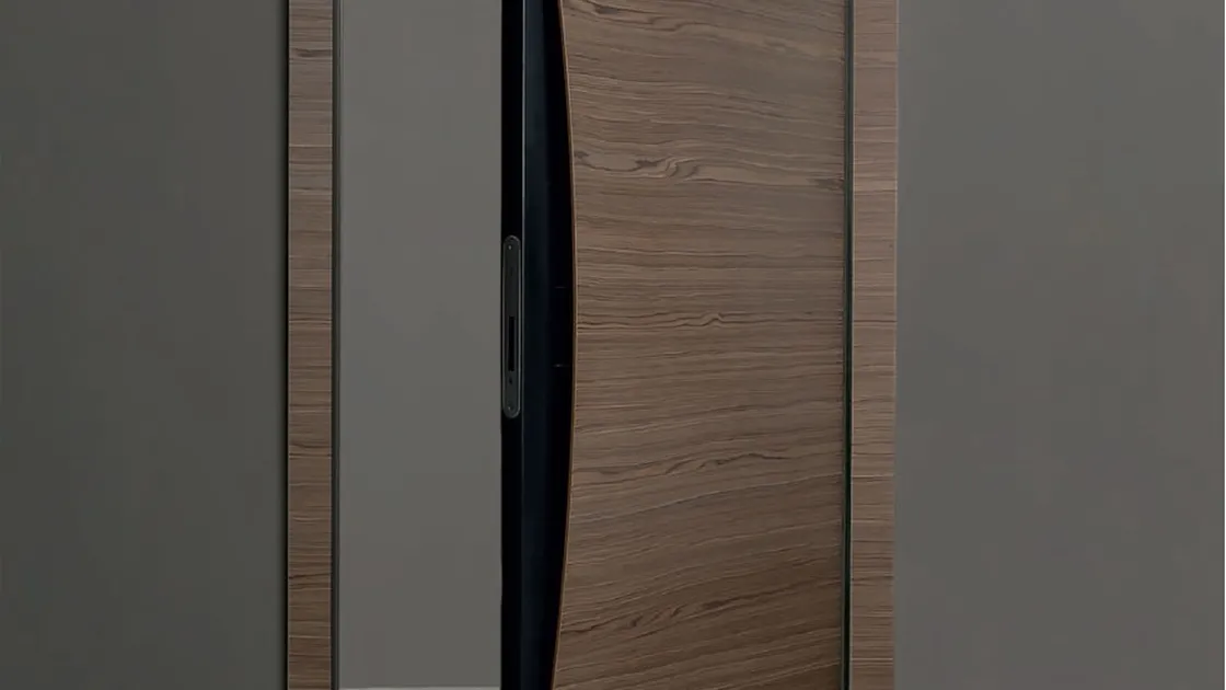 Porta per interni di design in legno noce canaletto con serratura magnetica Blow di Albed