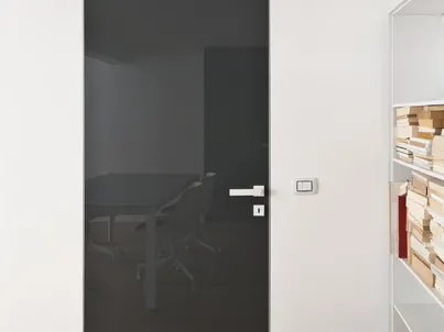 Porta per interni a Filomuro Next in vetro con telaio in alluminio di Albed