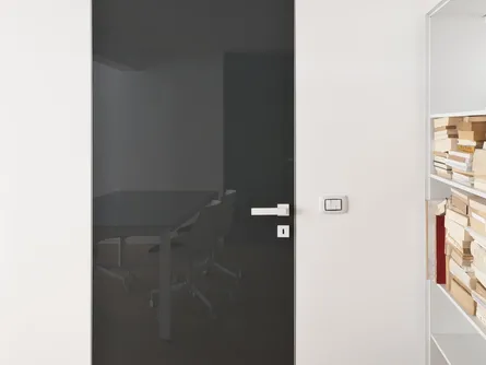 Porta per interni a Filomuro Next in vetro con telaio in alluminio di Albed